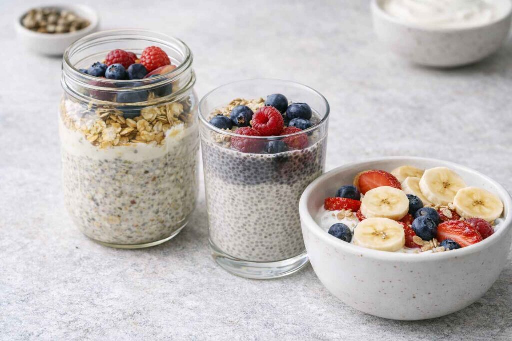 Overnight oats, chia pudding et fruits avec yaourt pour un petit-déjeuner sans cuisson.
