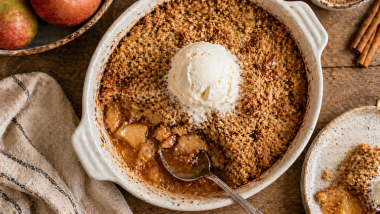 Crumble aux pommes maison avec garniture croustillante dorée et crème glacée à la vanille