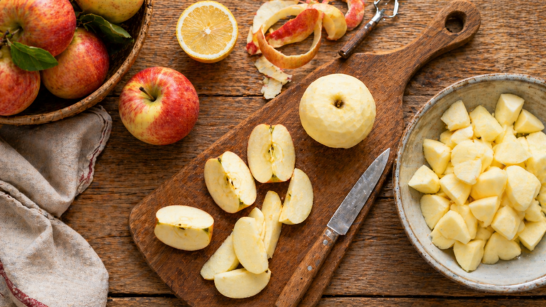 Pommes fraîches coupées pour compote maison sur planche en bois