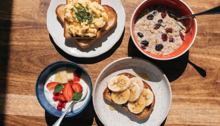 Assortiment de déjeuners rapides à 3 ingrédients : œufs sur toast, overnight oats, toast banane