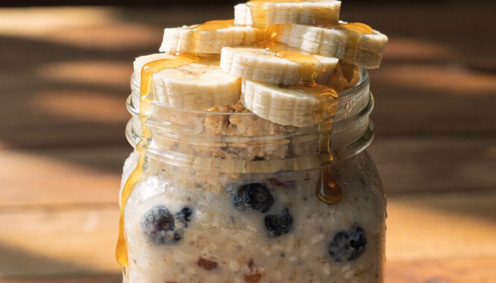 Overnight oats au miel dans un pot Mason avec rondelles de banane déjeuner sans cuisson